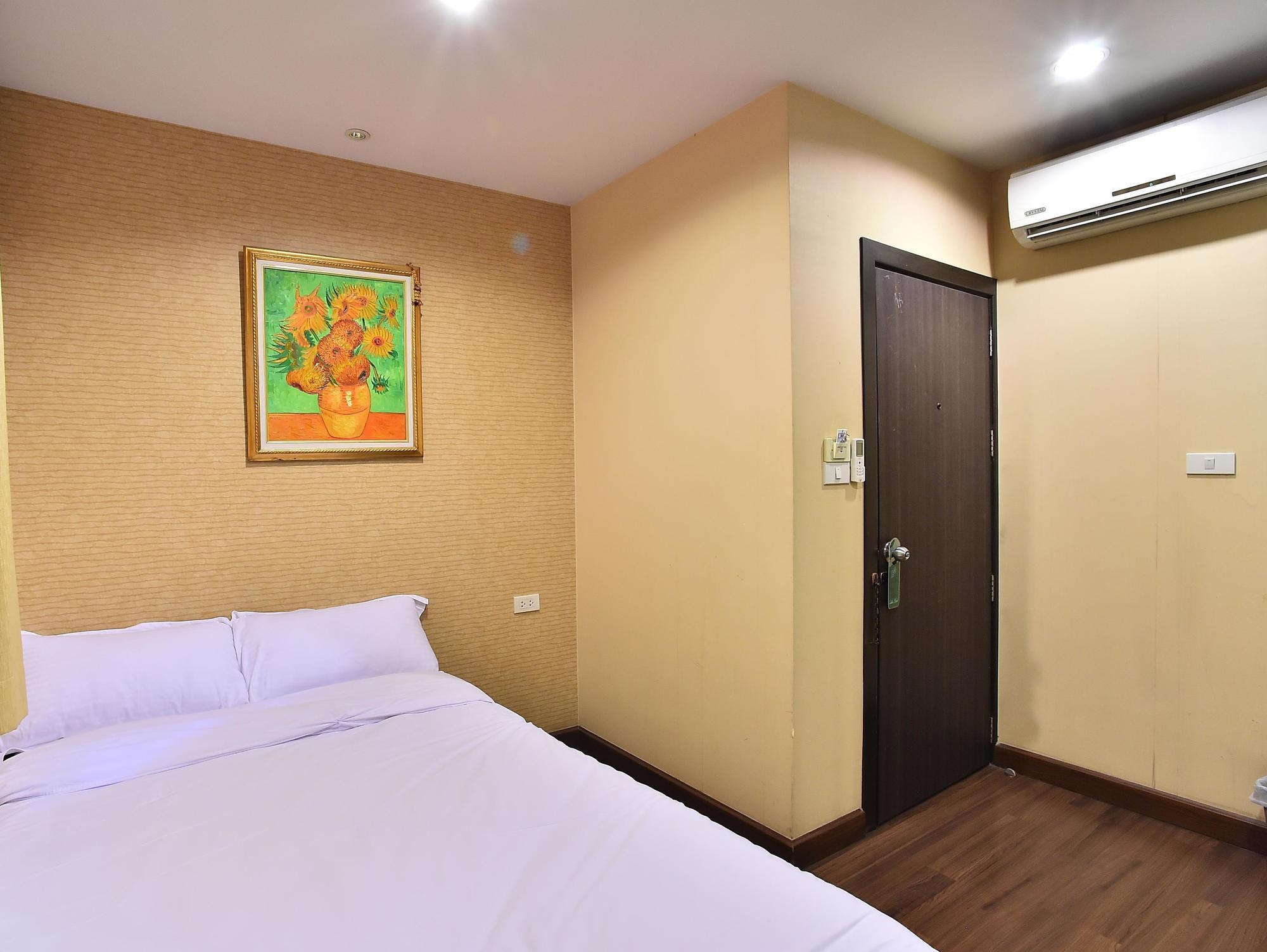 Take A Rest Hotel Bangkok Exterior photo