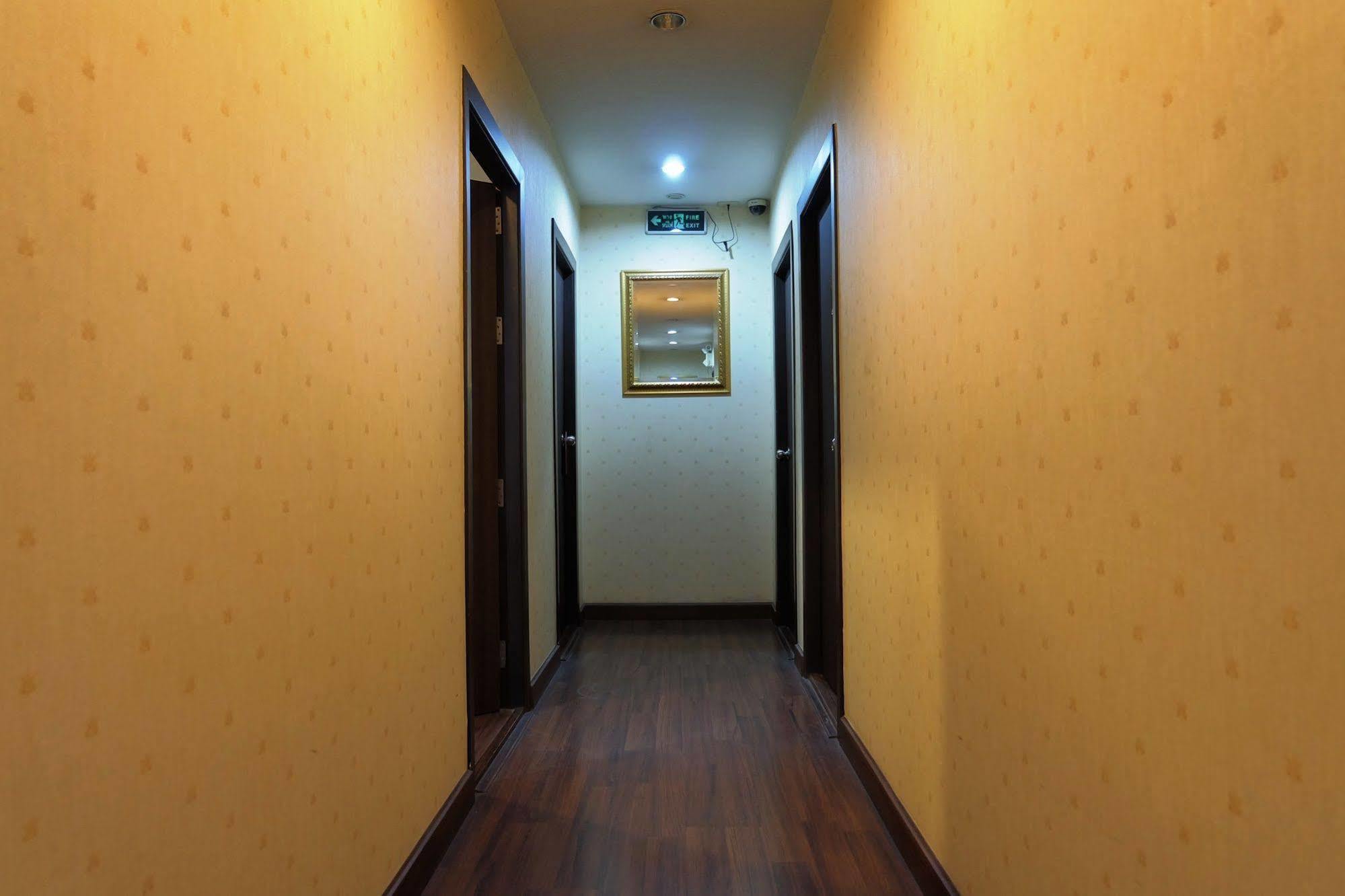 Take A Rest Hotel Bangkok Exterior photo
